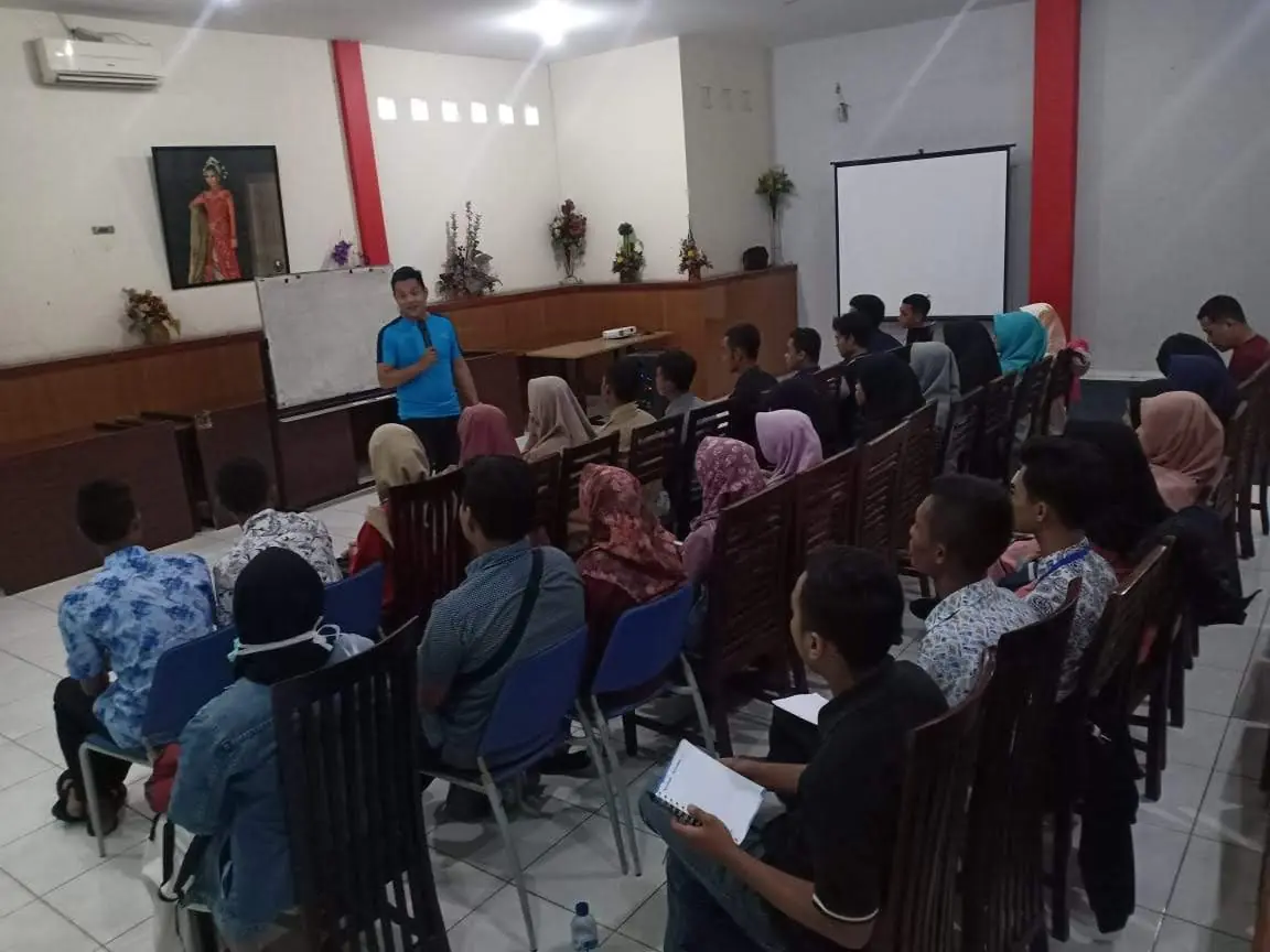 mahasiswa sedang menyusun tesis di laptop