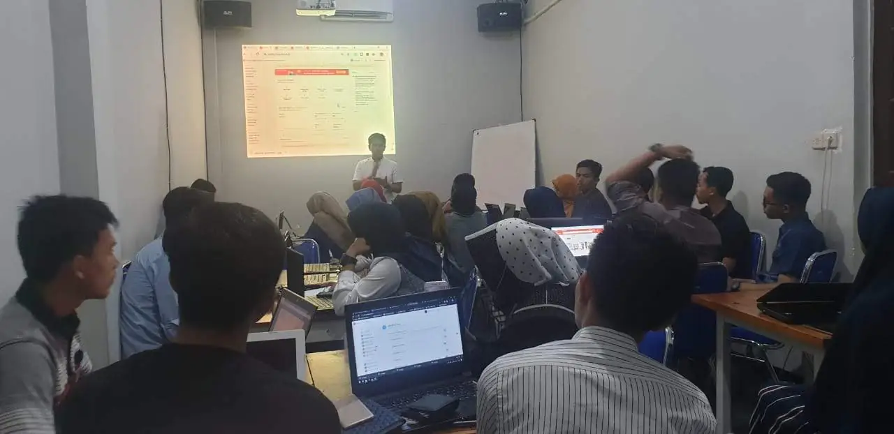 mahasiswa sedang menulis tesis di laptop