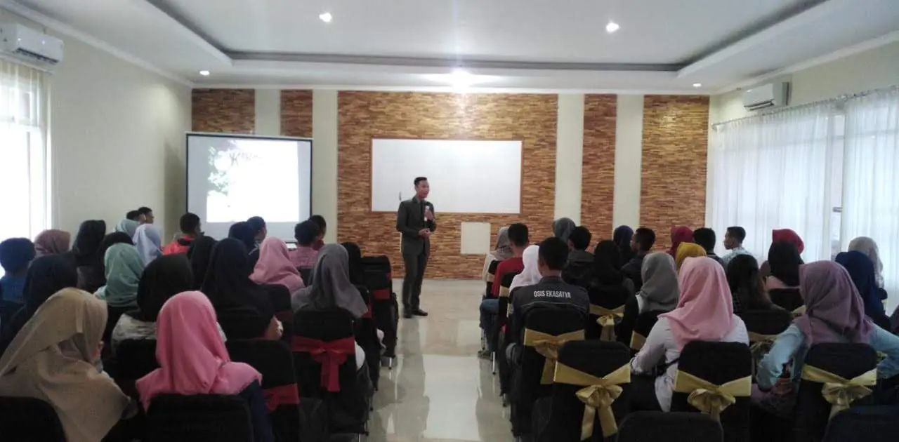 mahasiswa sedang berdiskusi tentang tesis